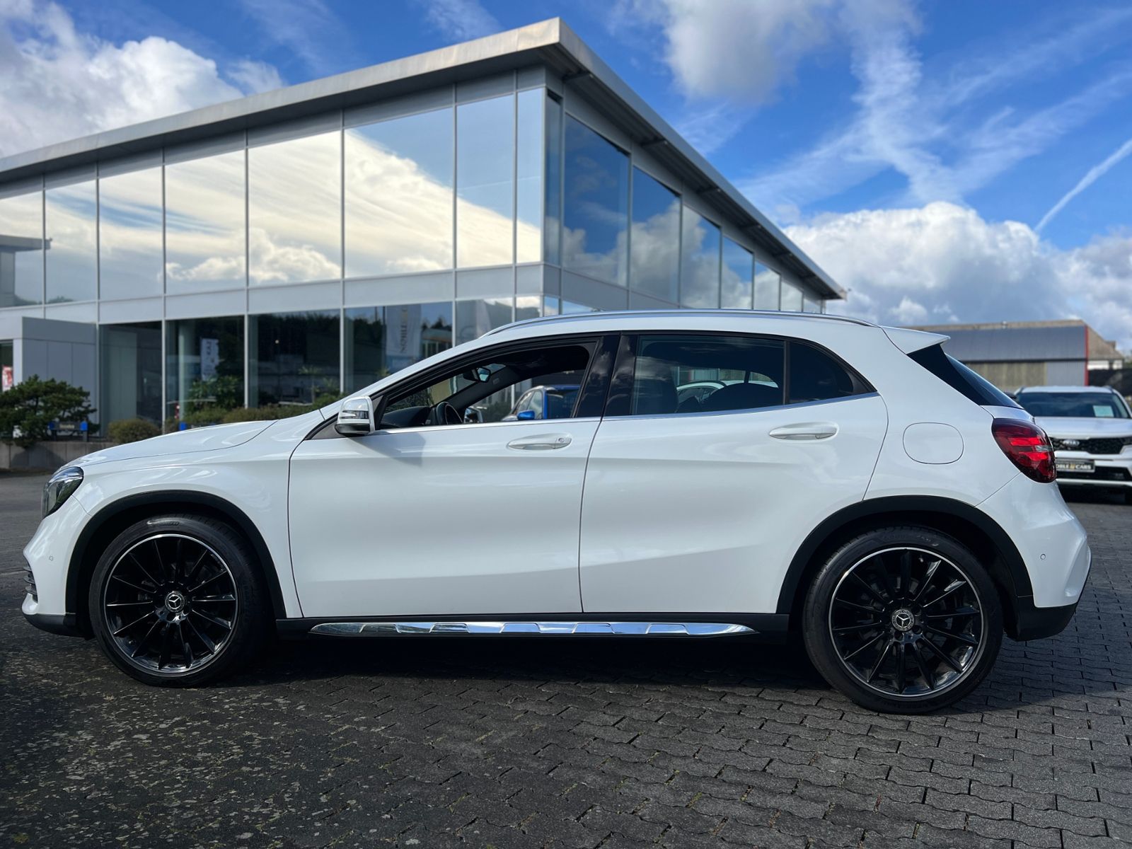 Fahrzeugabbildung Mercedes-Benz GLA 200 AMG LINE LED NAV SHZ RFK 19"