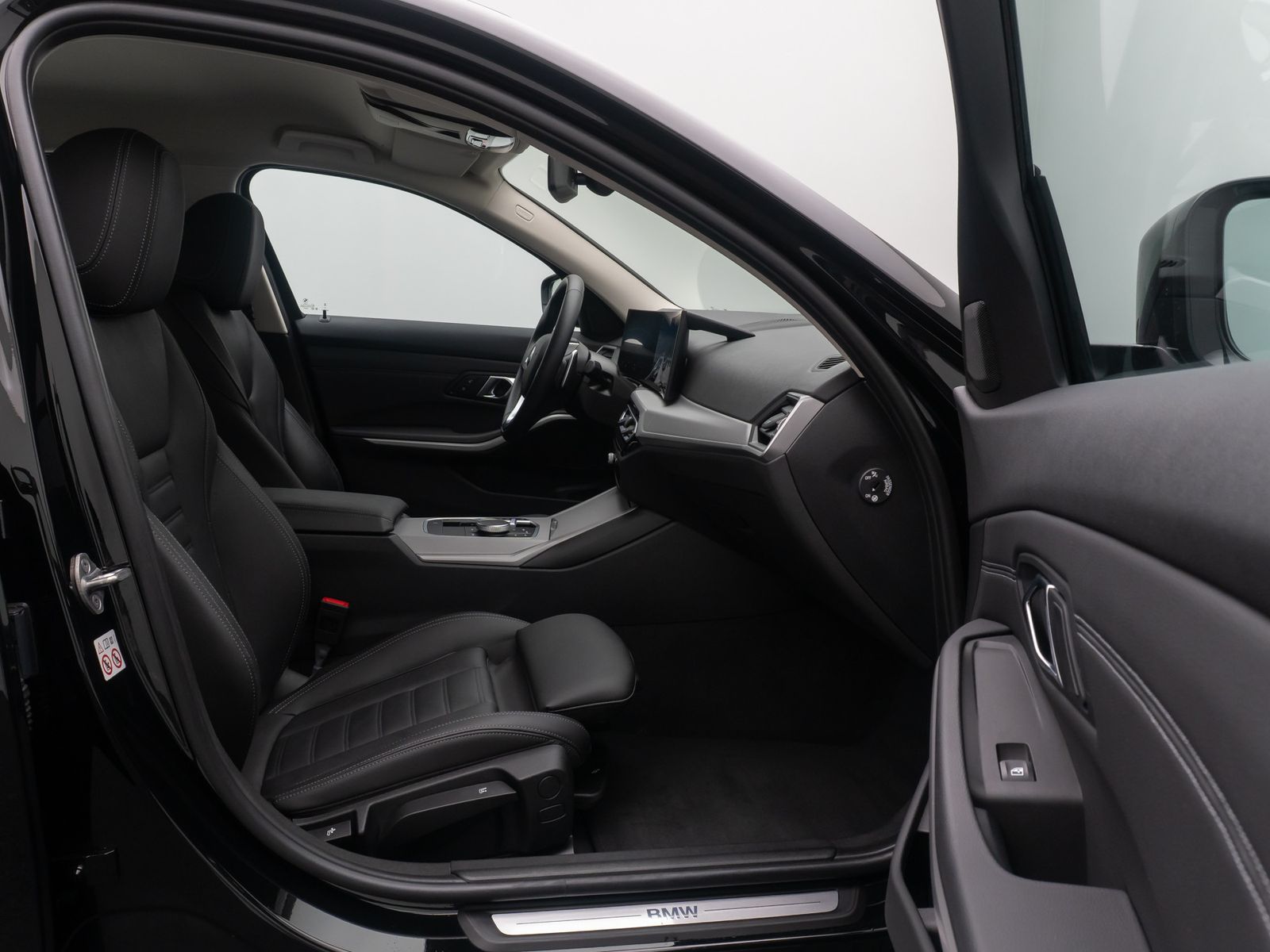 Fahrzeugabbildung BMW 330i GeschwindigReg DAB Komfort HiFi Leder 18Zol