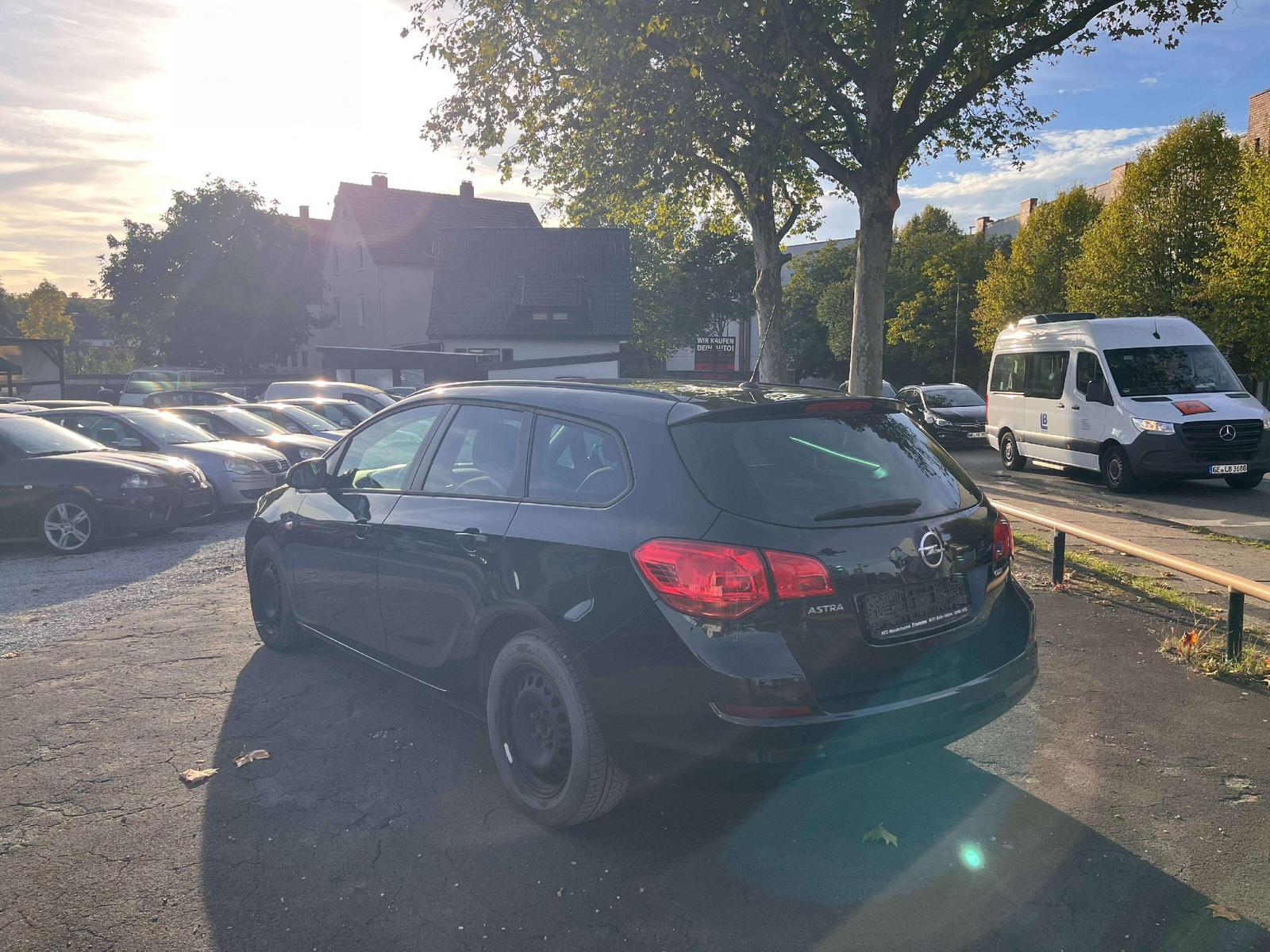 Opel Astra 2011 — двигун 125 HP (92kW)