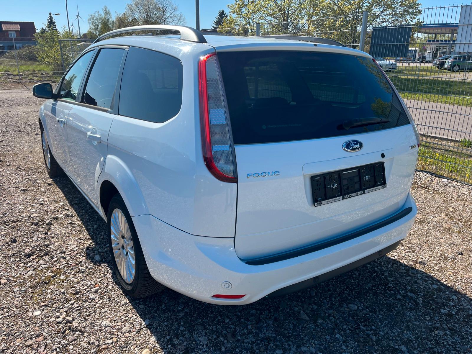 Ford Focus 2010 — салон