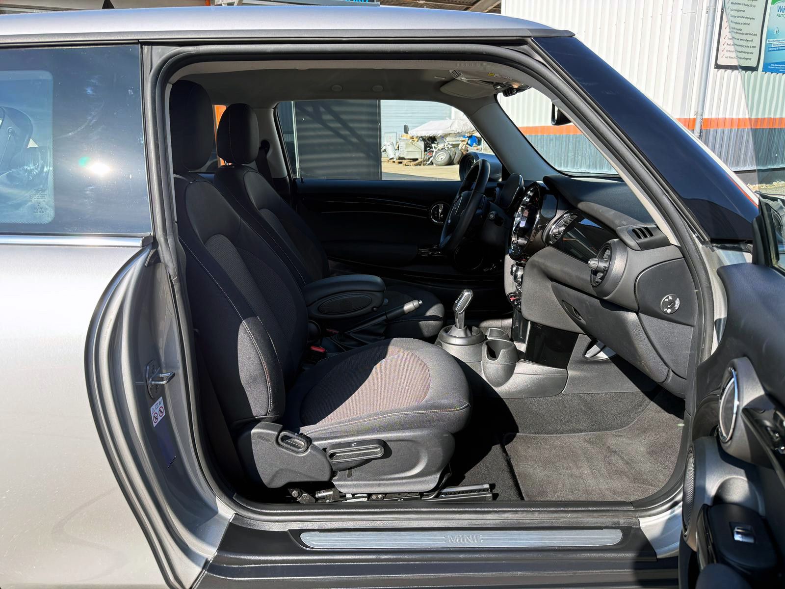 Fahrzeugabbildung MINI Cooper Aut. Essential-Trim LED KAM PDC SHZ AMBI