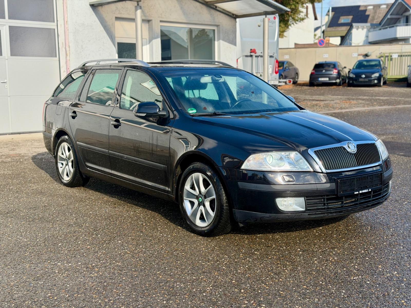 Skoda Octavia 2009 — rear view