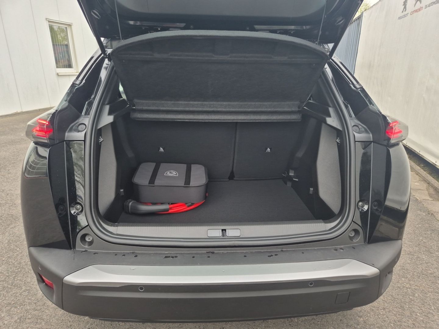 Fahrzeugabbildung Peugeot 2008 Elektro 136 LED CarPlay Klimaautom SHZ