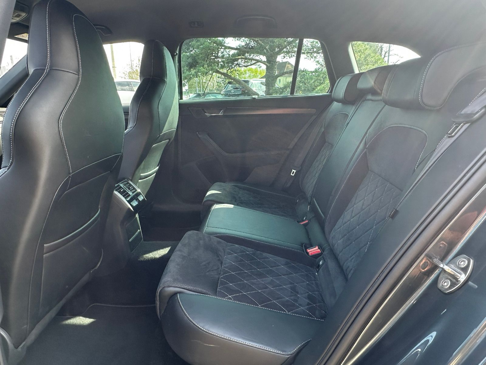 Fahrzeugabbildung SKODA Superb Combi Sportline 4x4