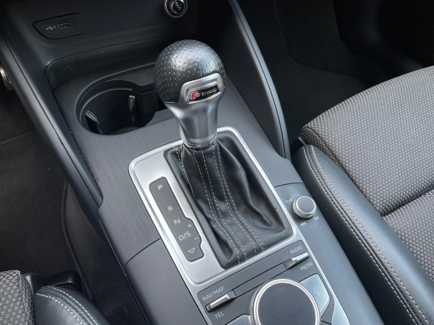 Audi A3 Sportback 35 TFSI S-line *Optik*AHK*SHZ*Navi*