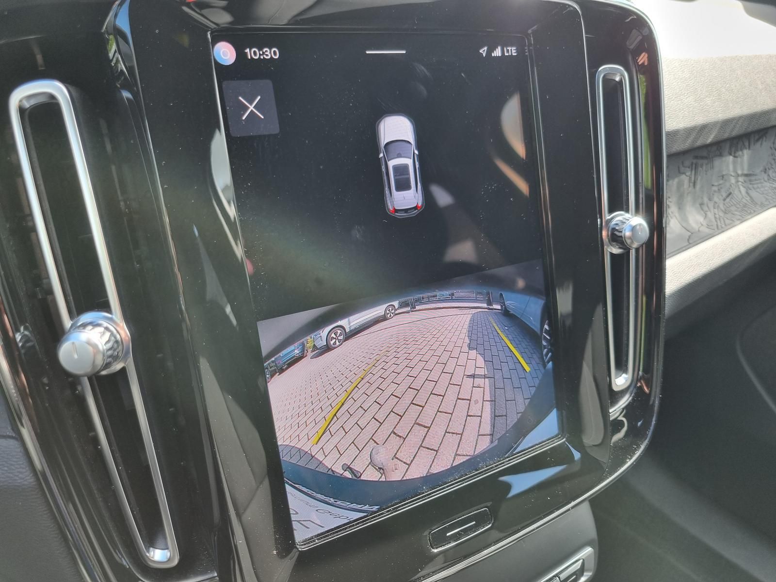 Fahrzeugabbildung Volvo XC40 Plus Recharge Pure Electric 2WD