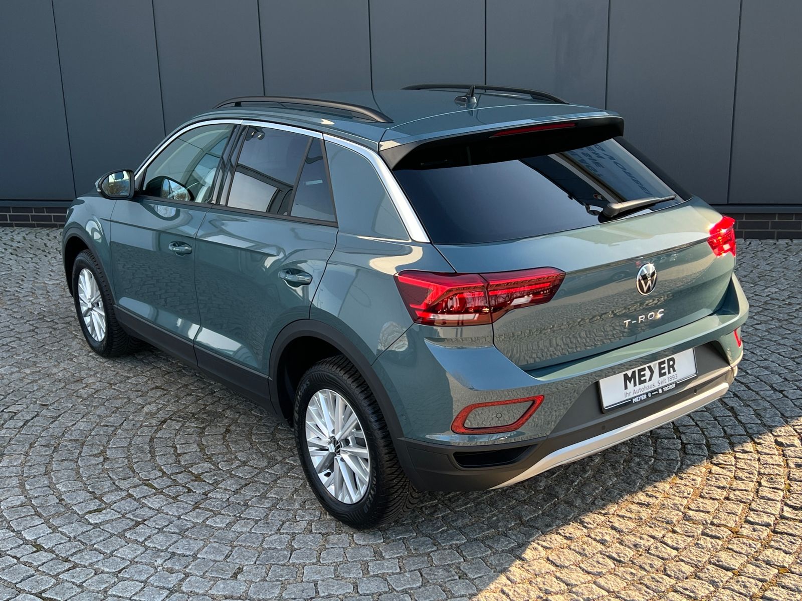 Fahrzeugabbildung Volkswagen T-Roc Life 1.0 TSI *AHK, LED, App-Connect, 16'-L