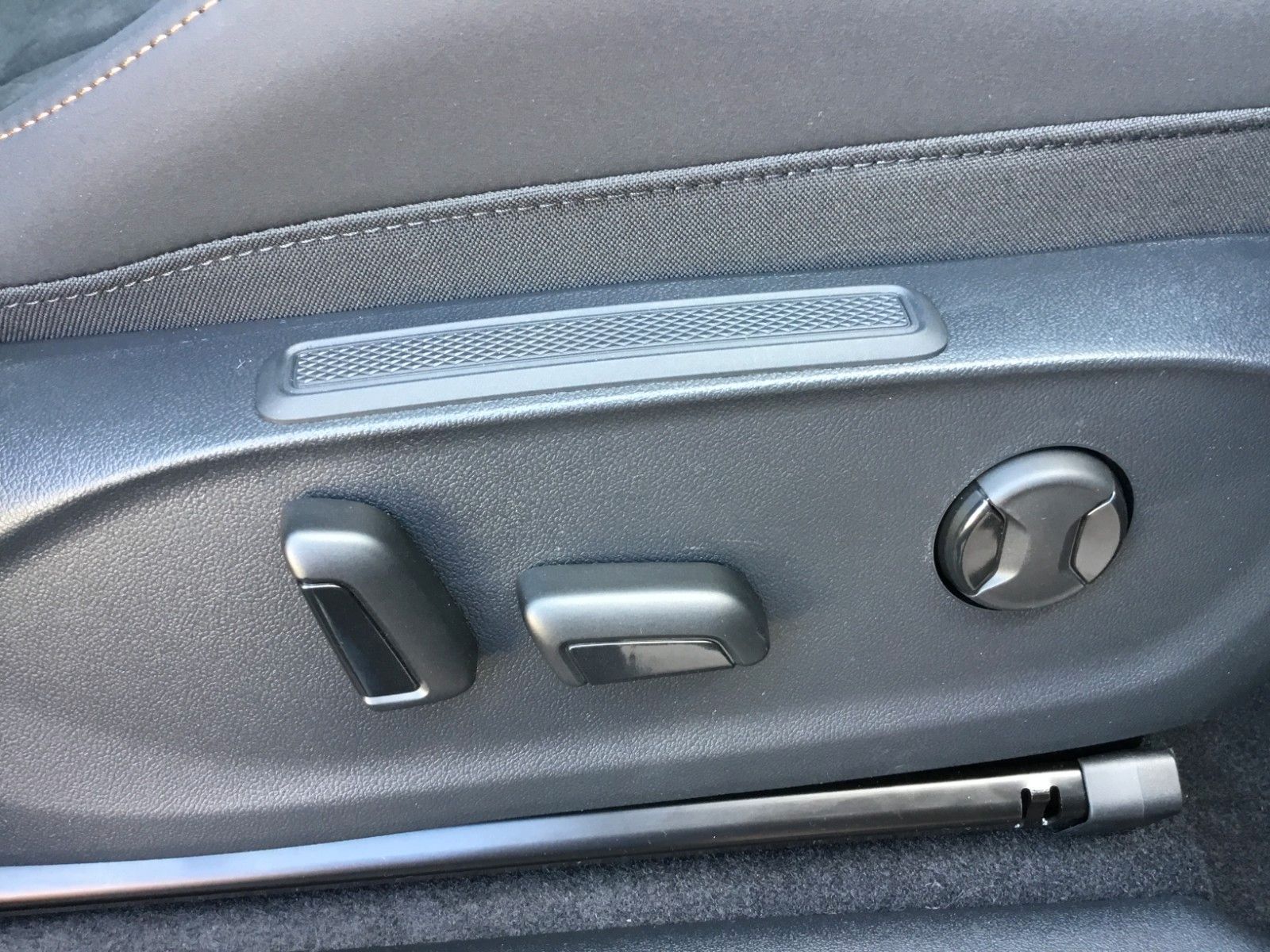 Fahrzeugabbildung CUPRA Terramar 2.0 TSI DSG 4Drive+Matrix+AHK+Pano+360°