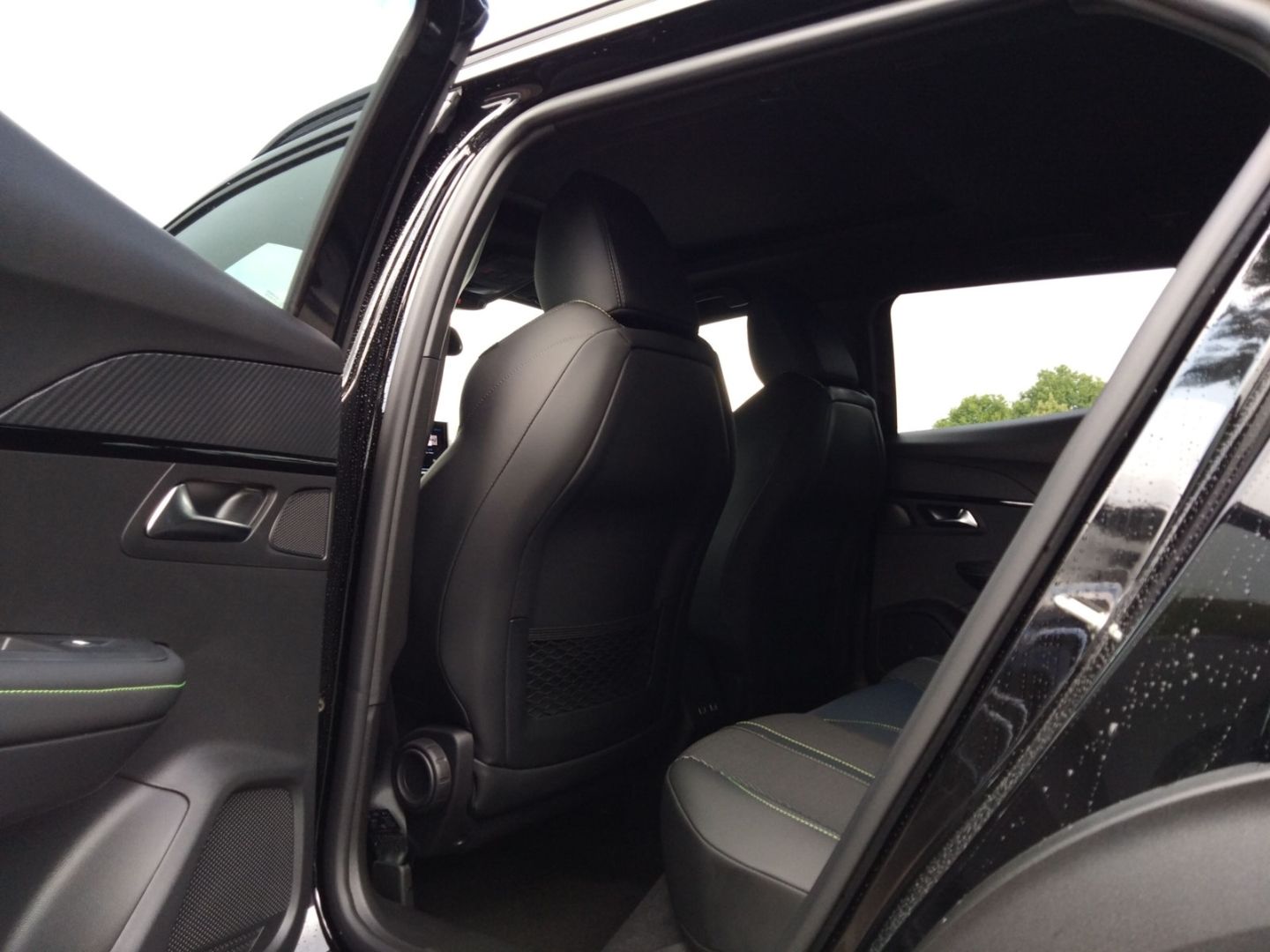 Fahrzeugabbildung Peugeot 2008 GT Hybrid 145 e-DSC6 El. Panodach Navi ACC