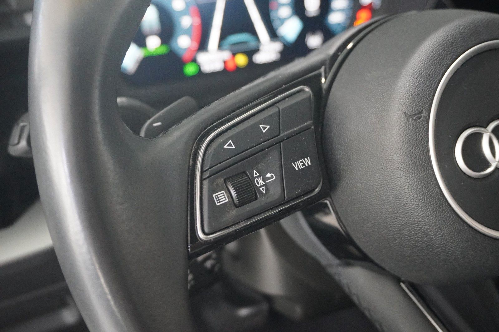 Fahrzeugabbildung Audi A3 Sportback 35 TFSI S-TRONIC NAVI/LED/SPORT/ACC