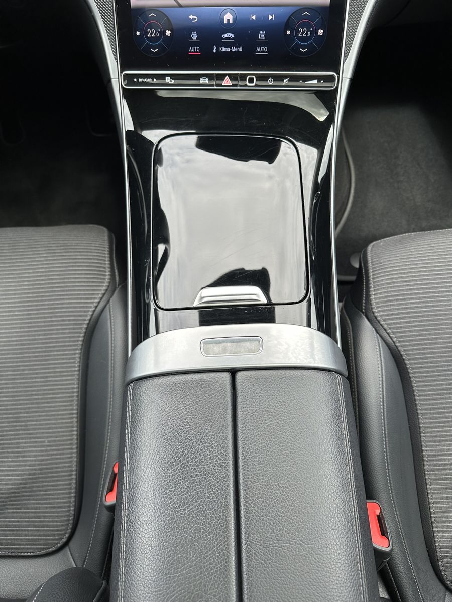 Fahrzeugabbildung Mercedes-Benz C 220d T 4Matic Avantgarde NAV+LED+ACC+PANORAMA