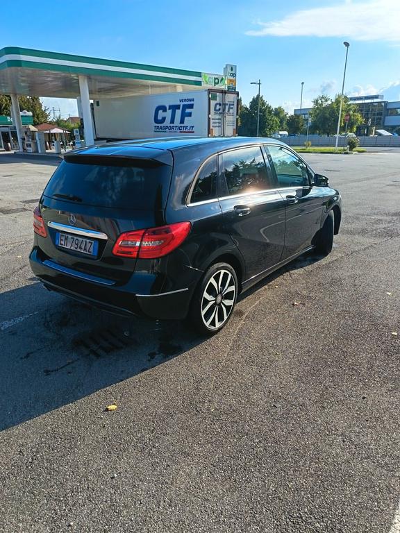 Mercedes-Benz B 180