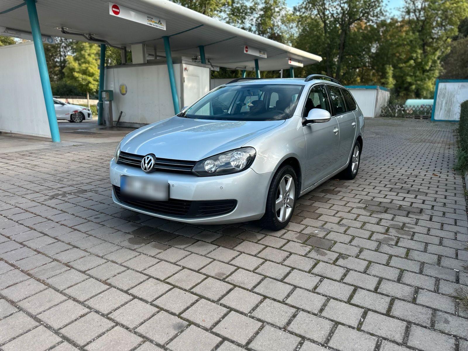 Volkswagen Golf 2011 — rear view