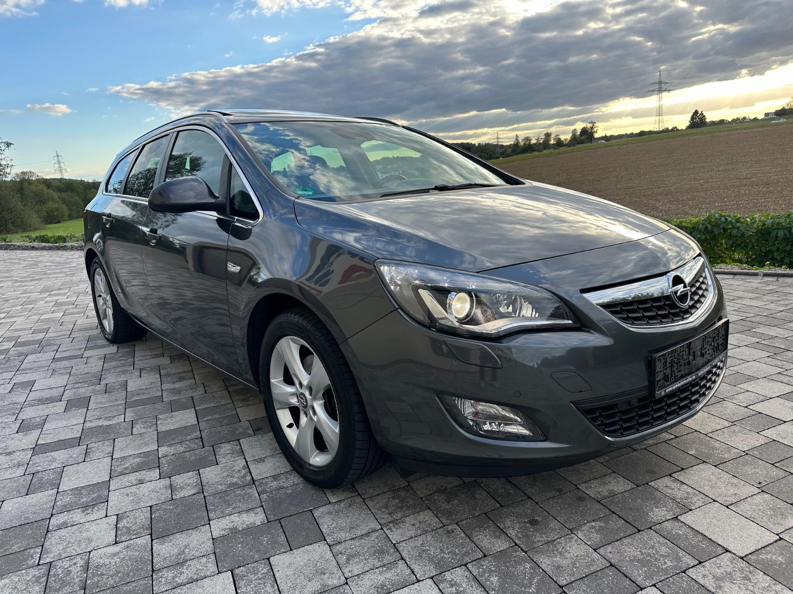 Opel Astra 2011 — photo 12