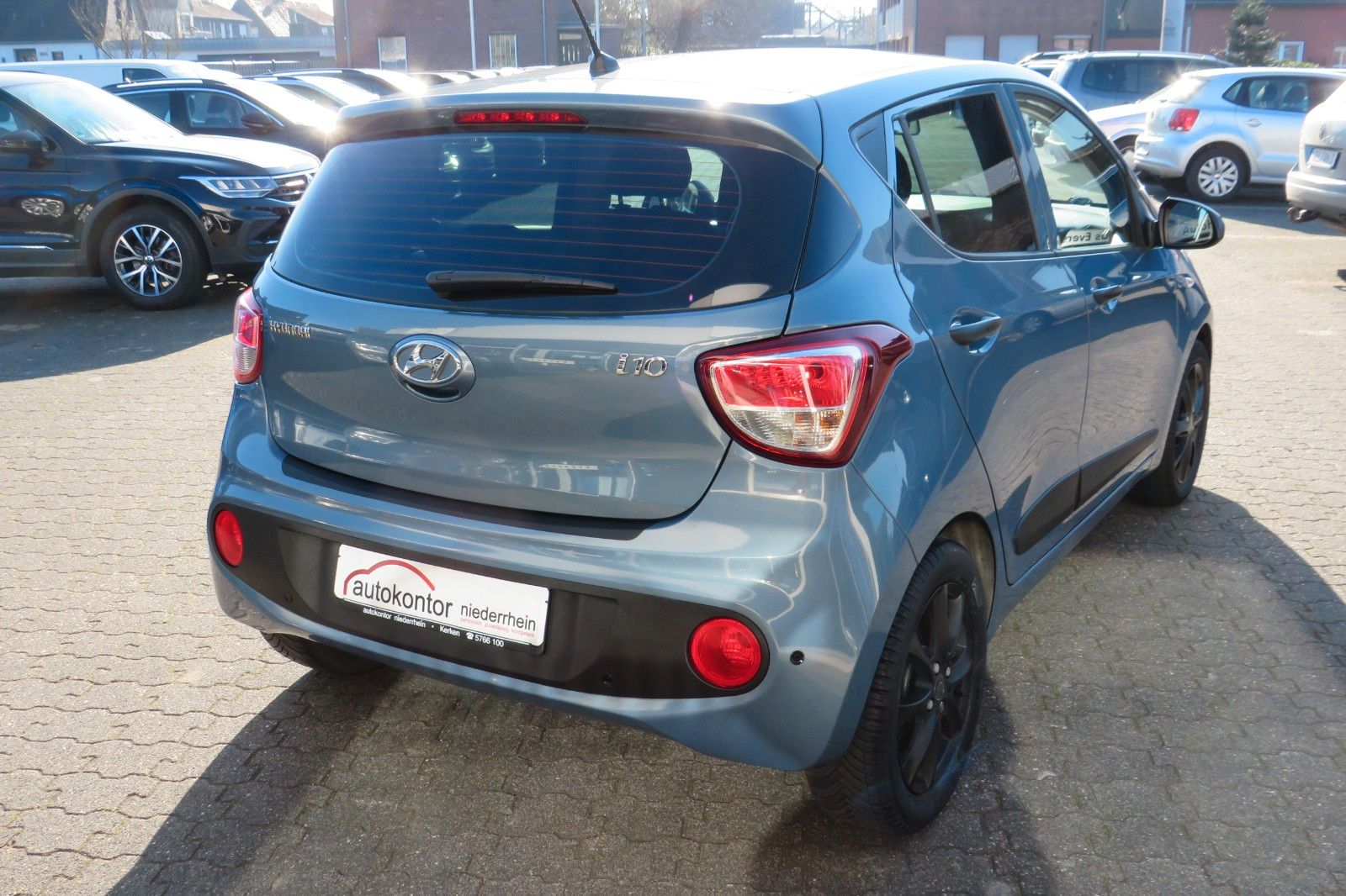 Fahrzeugabbildung Hyundai i10 4-TÜREN KLIMA PDC ALU SCHECKHEFT