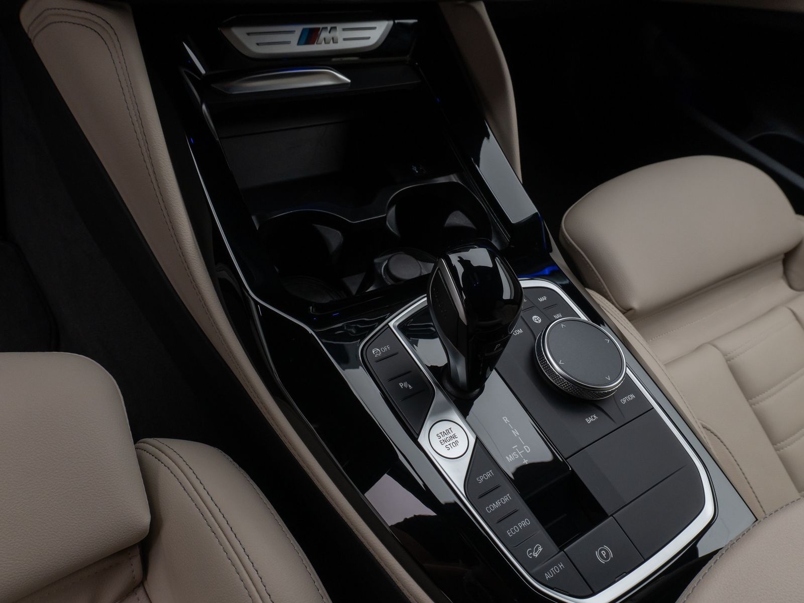 Fahrzeugabbildung BMW X4 M40i Kamera Laser HUD DAB HiFi Komfort 20Zoll
