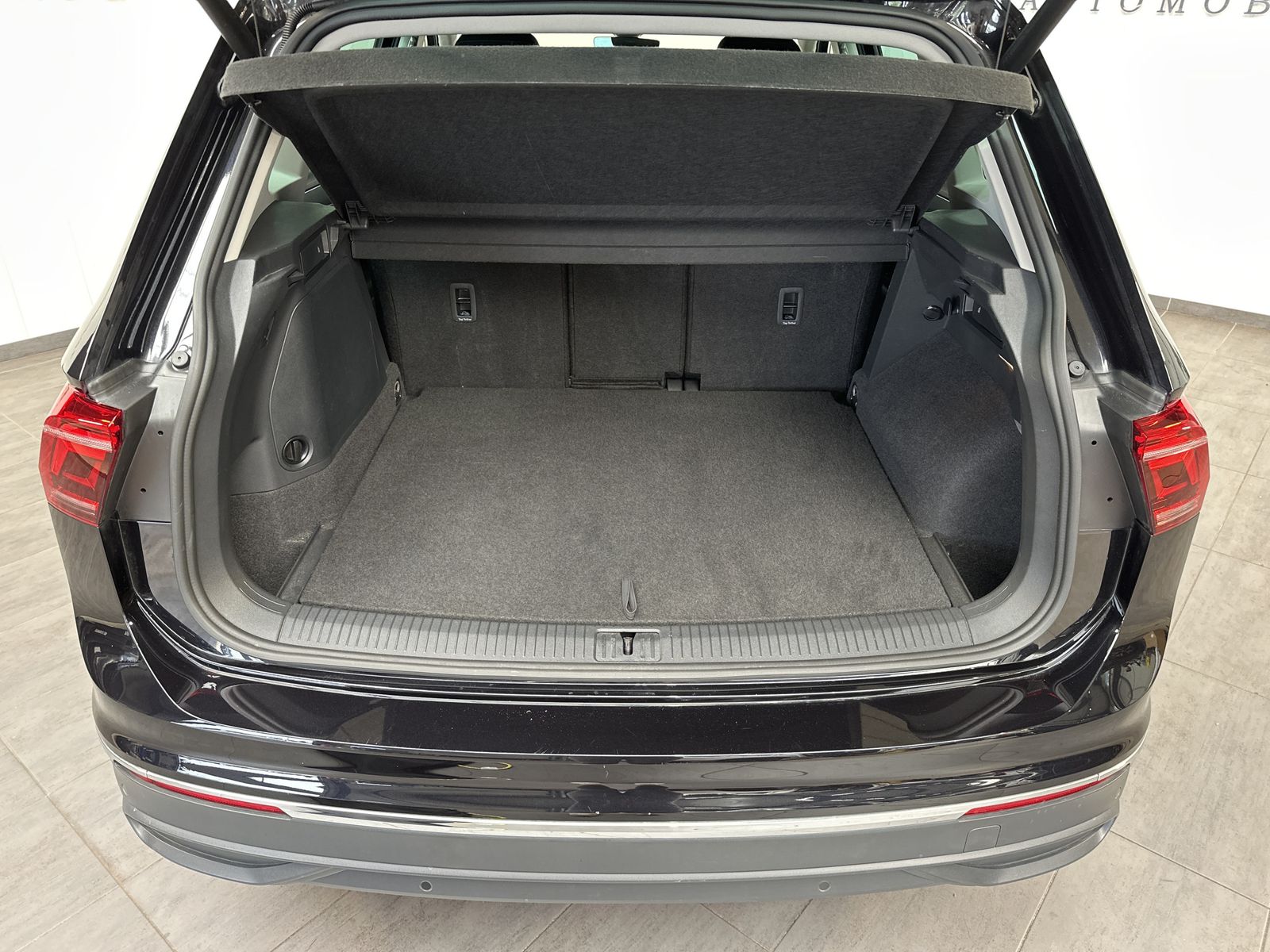 Fahrzeugabbildung Volkswagen Tiguan 1.4 TSI DSG Life eHybrid NAV+LED+AHK+18ZO