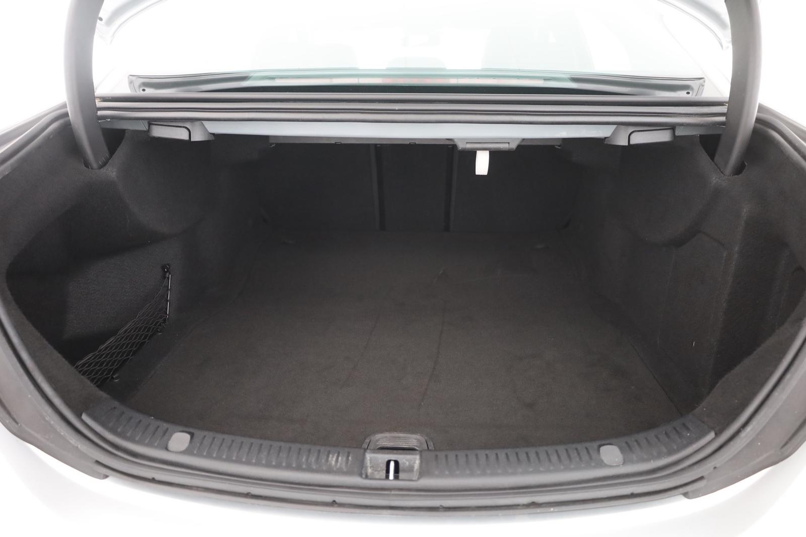 Mercedes-Benz E200 Avantgarde LED Kamera Navi Sitzheizung