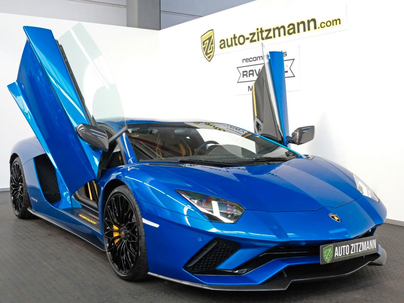 LAMBORGHINI Aventador