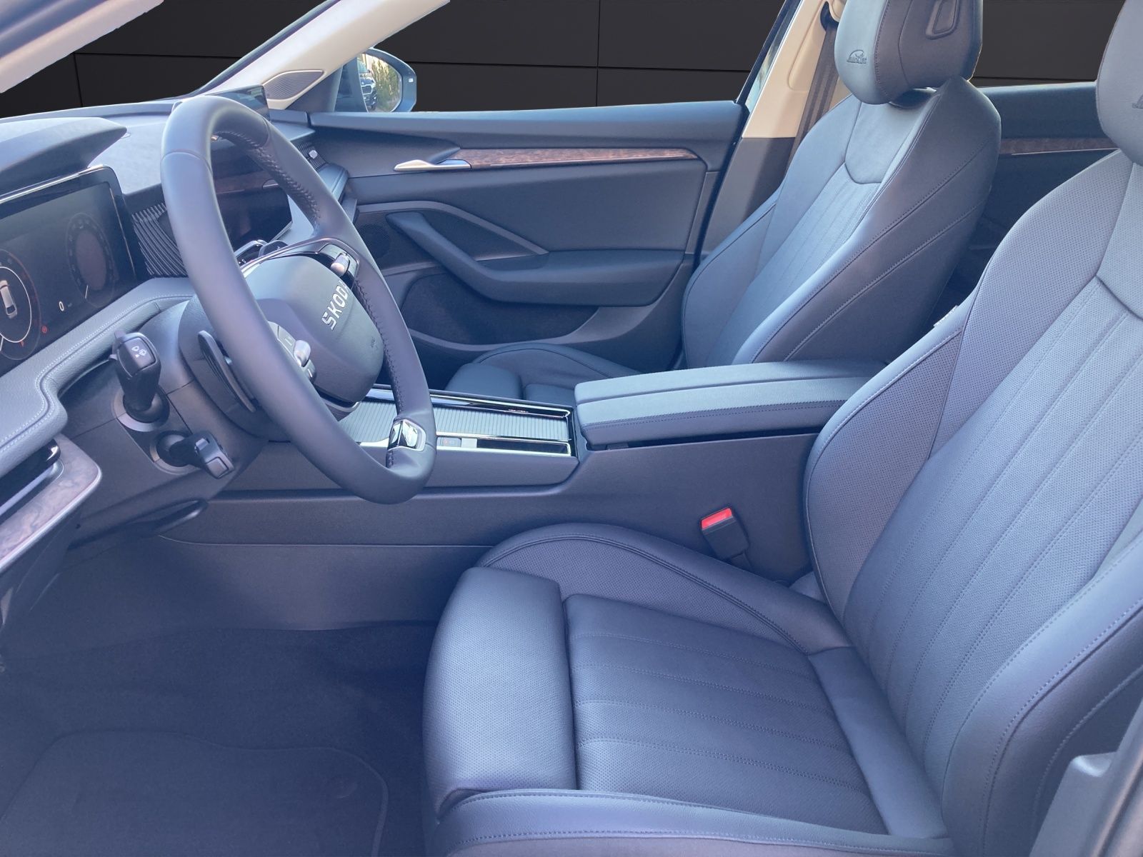 Fahrzeugabbildung SKODA Superb Combi 2.0 TDI L&K, DSG, AZV, Matrix, Navi