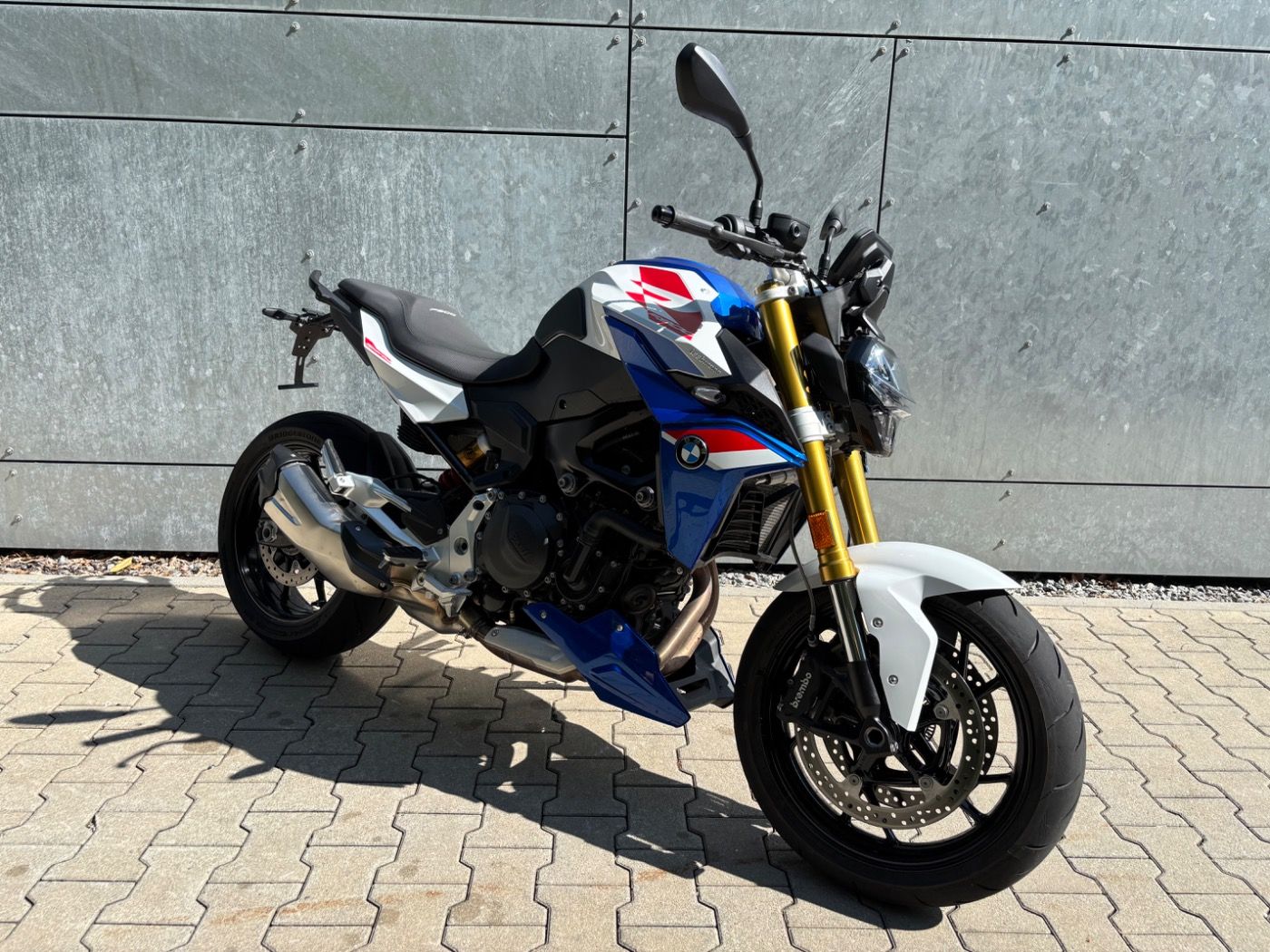 Fahrzeugabbildung BMW F 900 R Sport kurzer Kennzeichenhalter