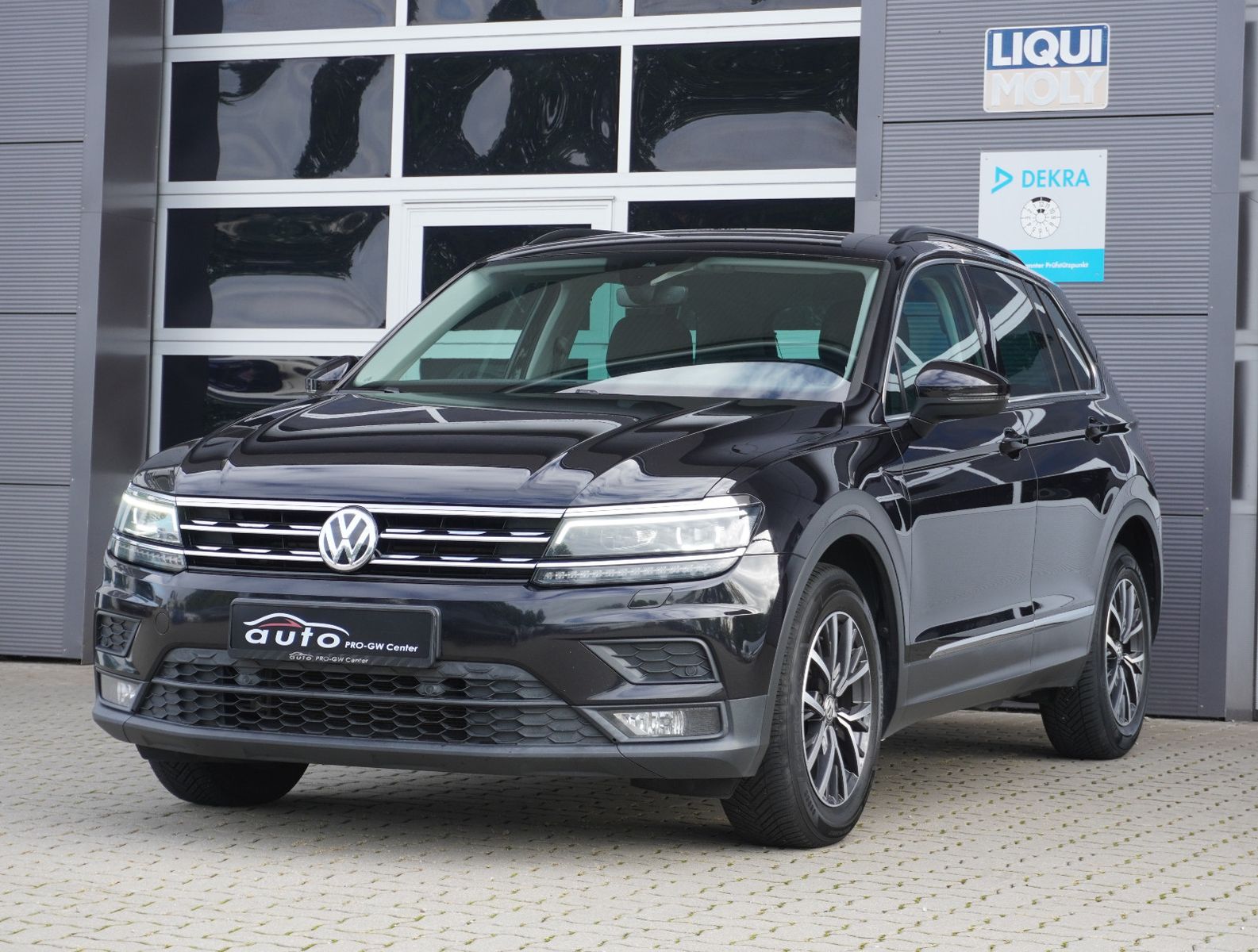 Volkswagen Tiguan - 1