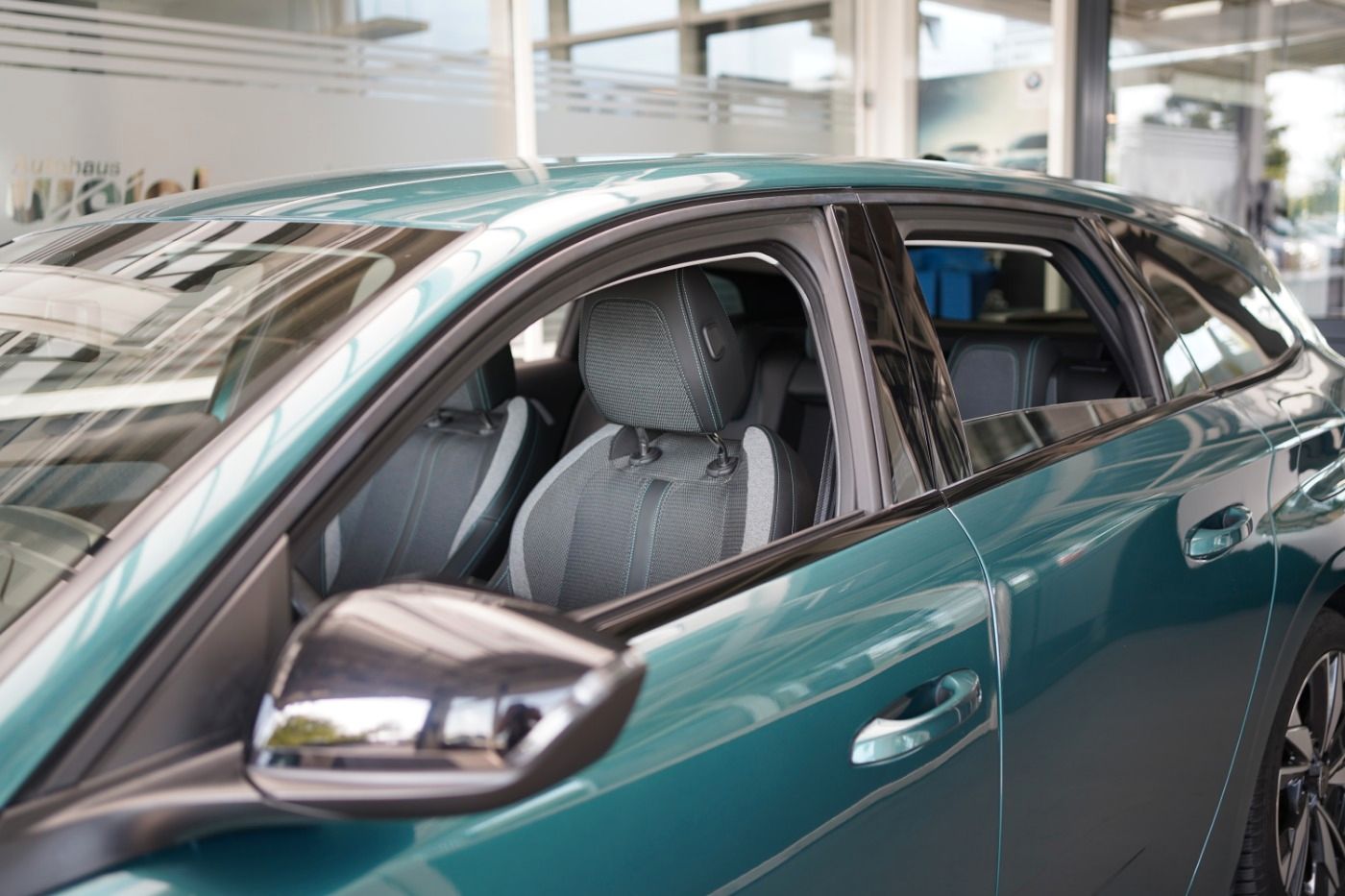 Fahrzeugabbildung Peugeot 308 SW Plug In Hybrid 180 Allure Automatik Navi