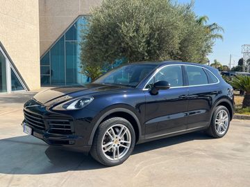 Porsche Cayenne - 1