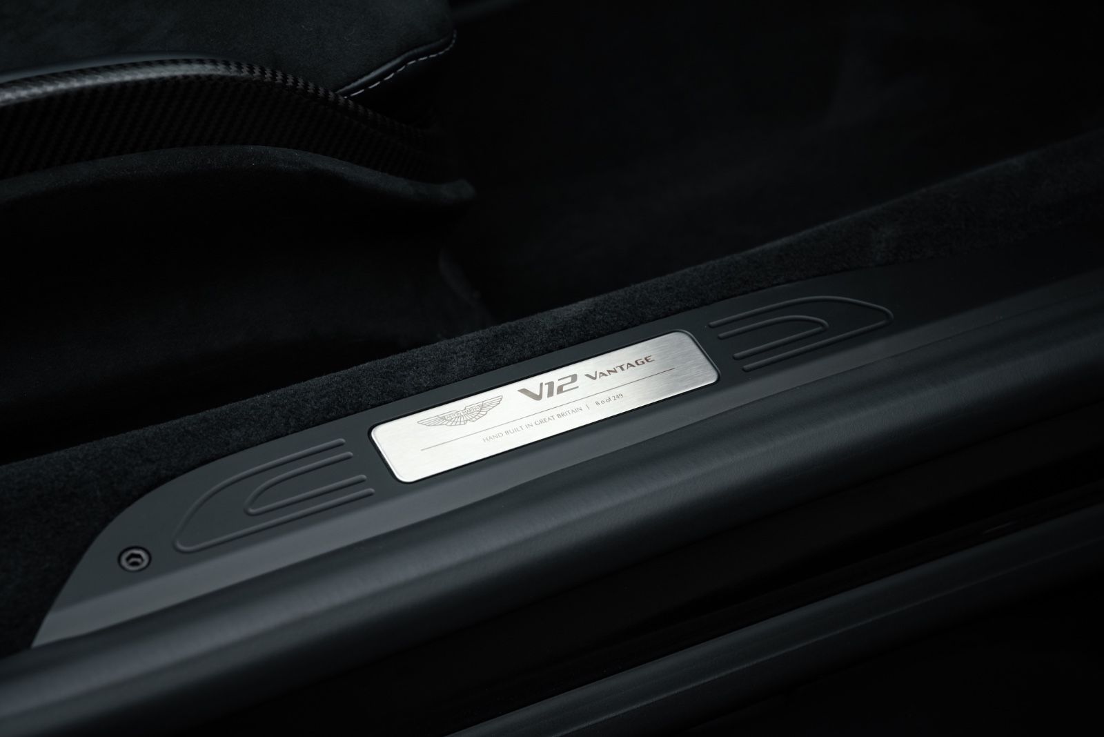 Fahrzeugabbildung Aston Martin V12 Vantage Roadster TOP GEPFLEGT/CARBON SEAT