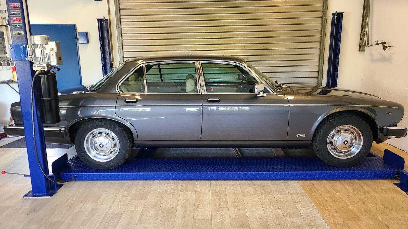 Jaguar XJ6