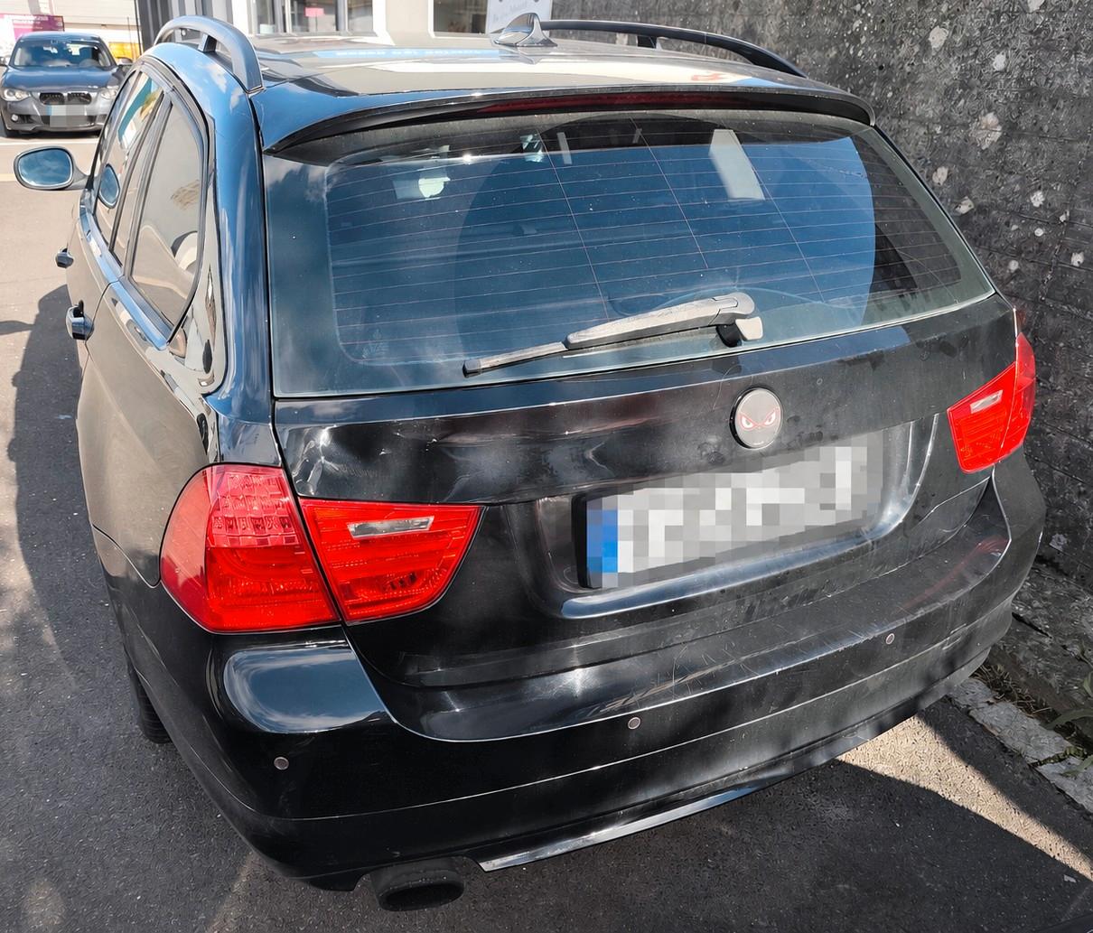 BMW 318 2009 — rear view