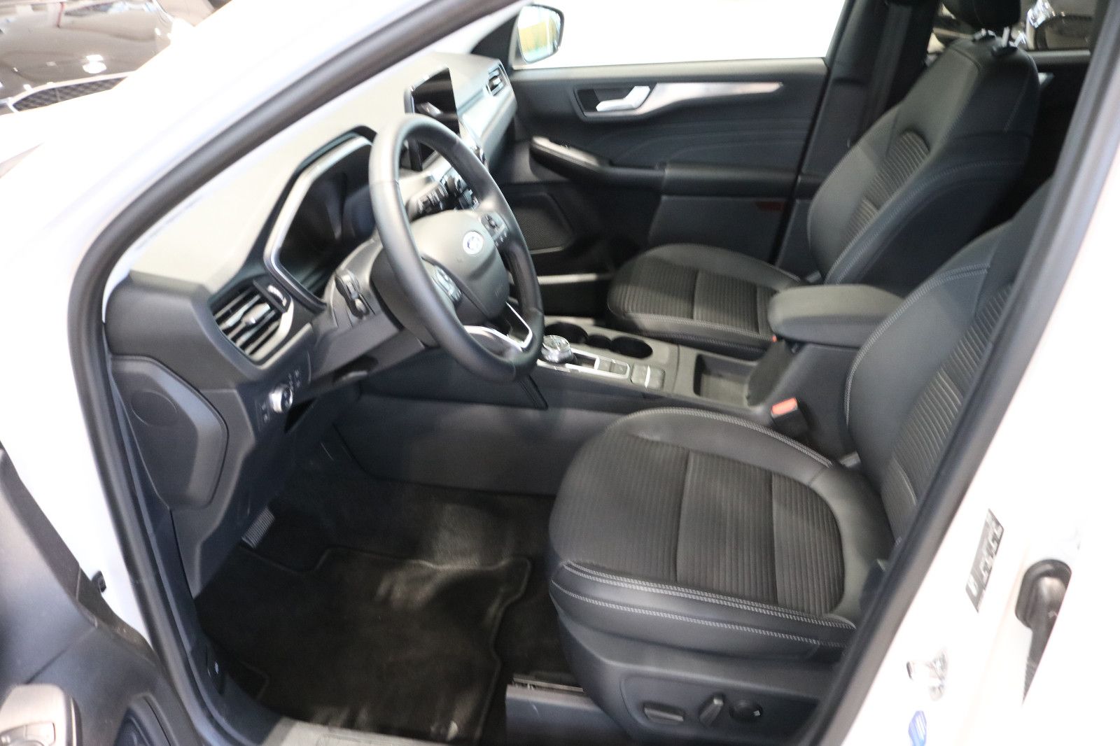 Fahrzeugabbildung Ford Kuga Plug-In Hybrid Titanium X  LED / Navi