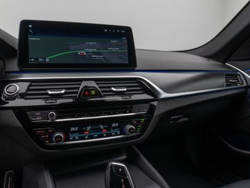 Fahrzeugabbildung BMW 520d M Sport Kamera DAB HiFi Stop&Go Komfort