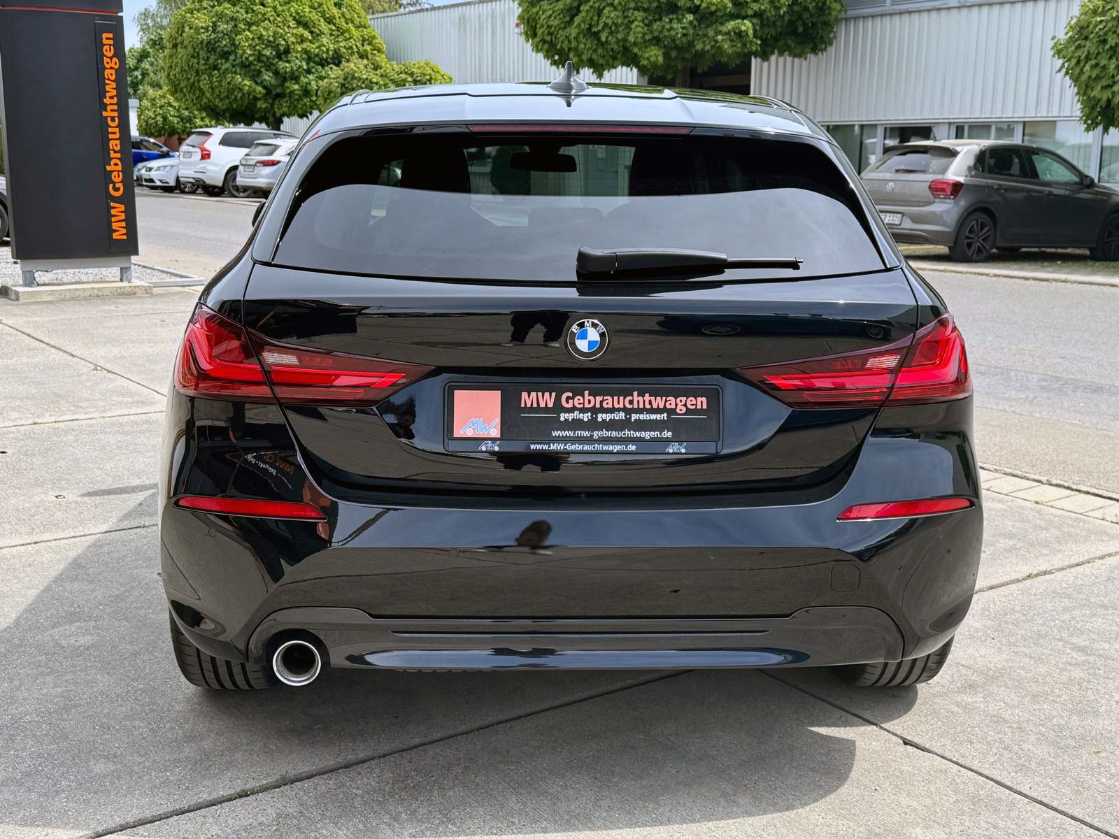 Fahrzeugabbildung BMW 118i Steptr. Sport-Line LED SHZ PDC CarPlay NAV