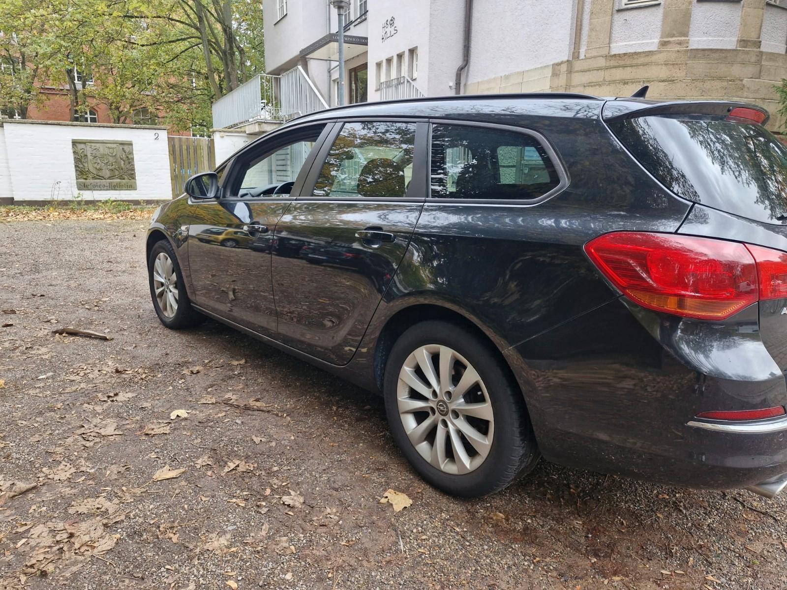 Opel Astra 2013 — rear view