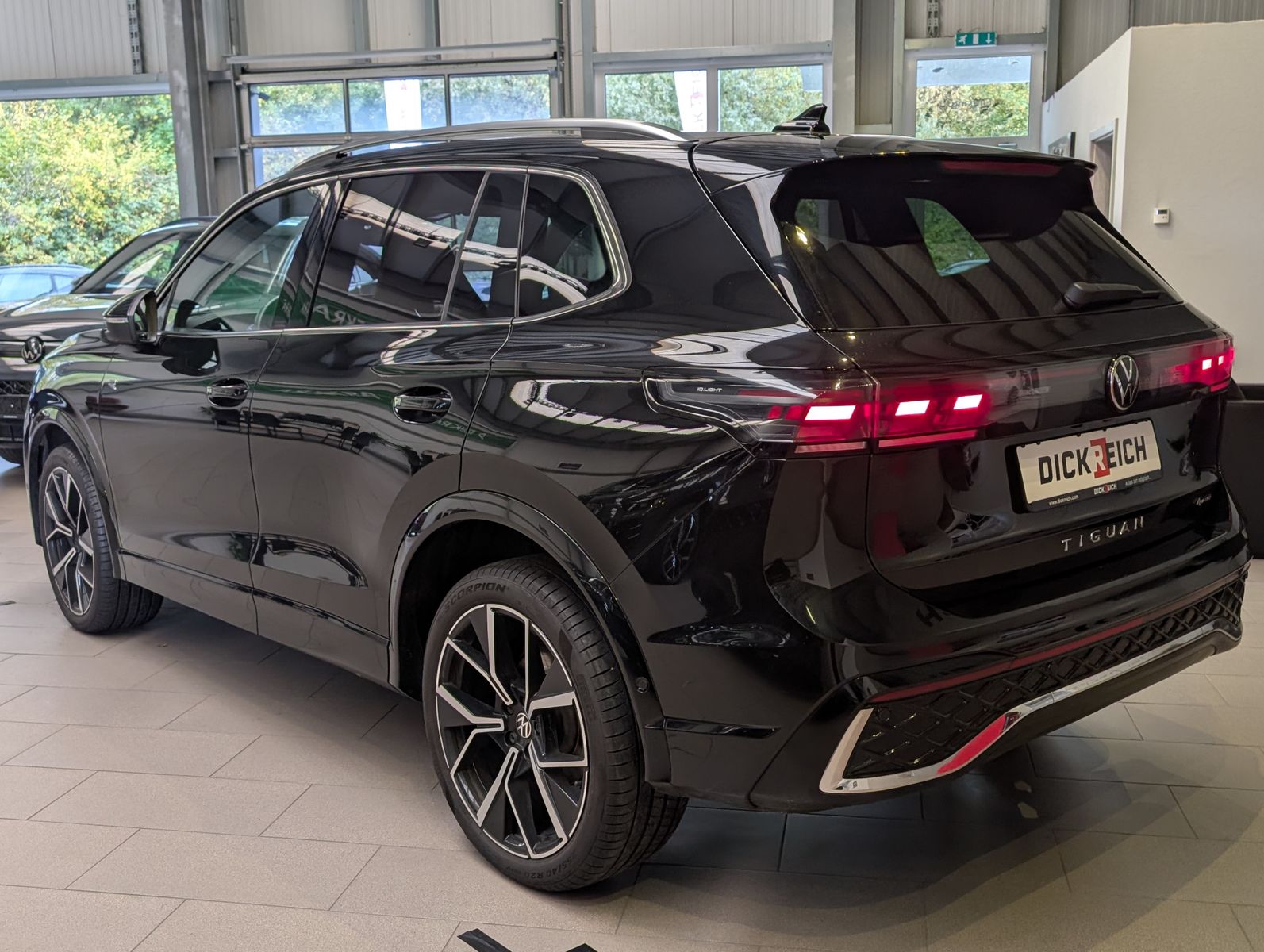 Fahrzeugabbildung Volkswagen Tiguan 2.0TDI R-Line 4M Pano H/K AHK Matrix 20"