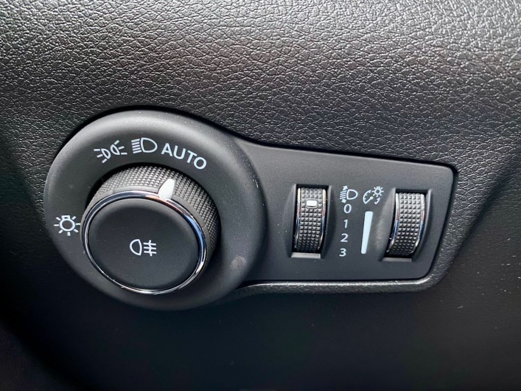 Fahrzeugabbildung Jeep Compass 1.5 Autom. Night Eagle AAC SHZ CARPLAY