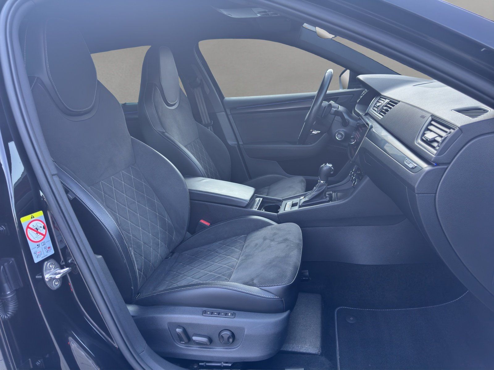Fahrzeugabbildung SKODA Superb Combi 2.0 TSI Sportline 4x4/AHK/360°CAM/