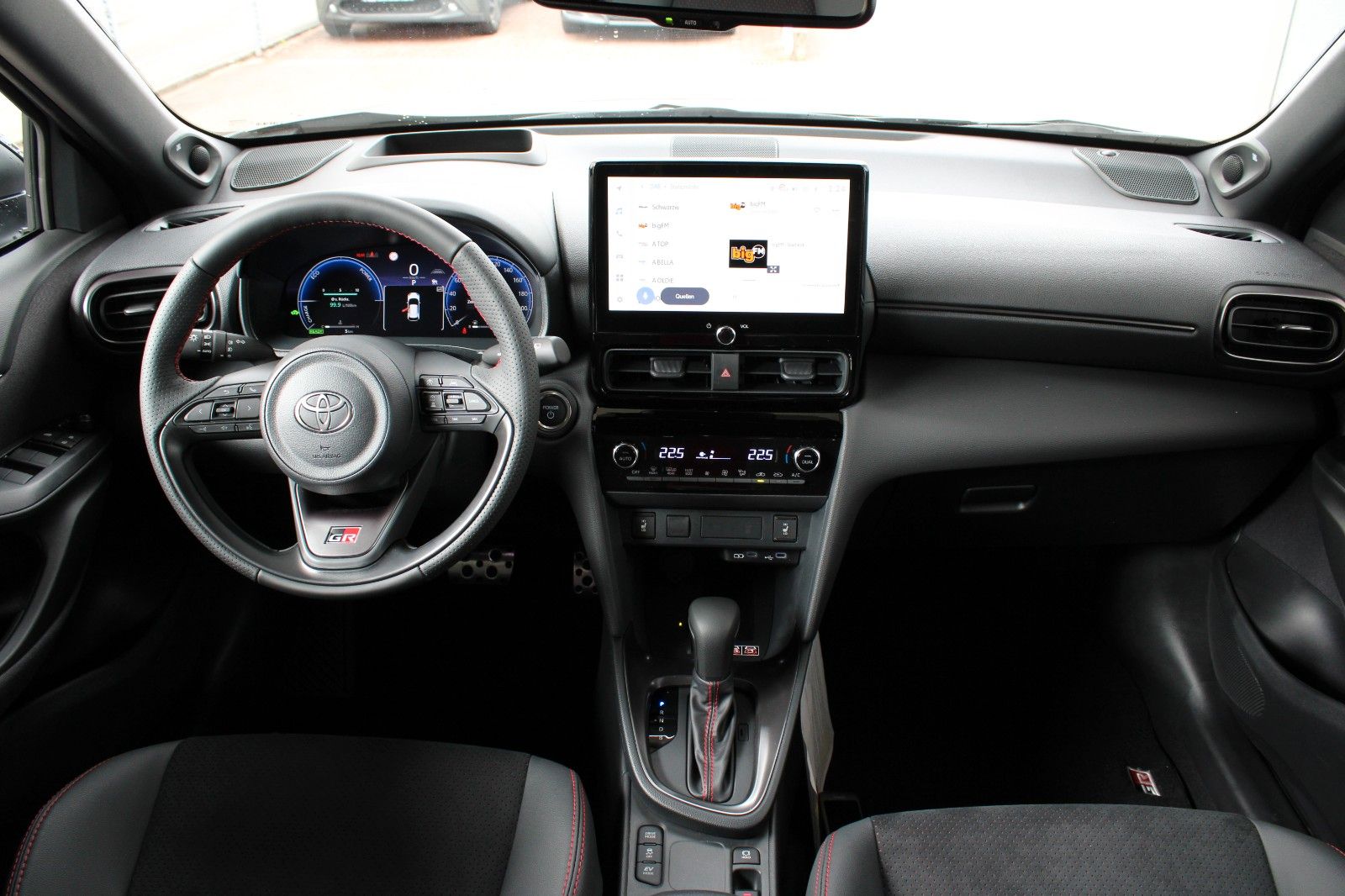Fahrzeugabbildung Toyota Yaris Cross Hybrid GR Sport + PREMIUM-Paket