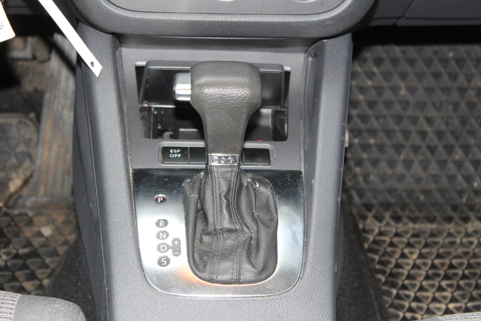 Volkswagen Golf 2009 — interior