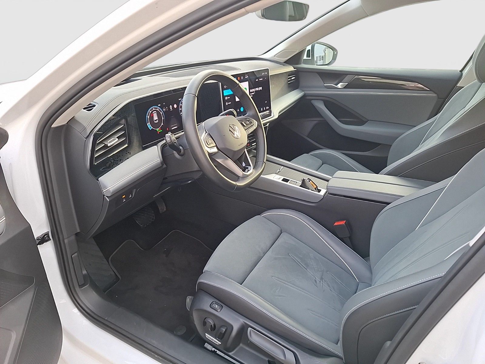 Fahrzeugabbildung Volkswagen Passat Variant eTSI Business DSG LED Navi AID AC
