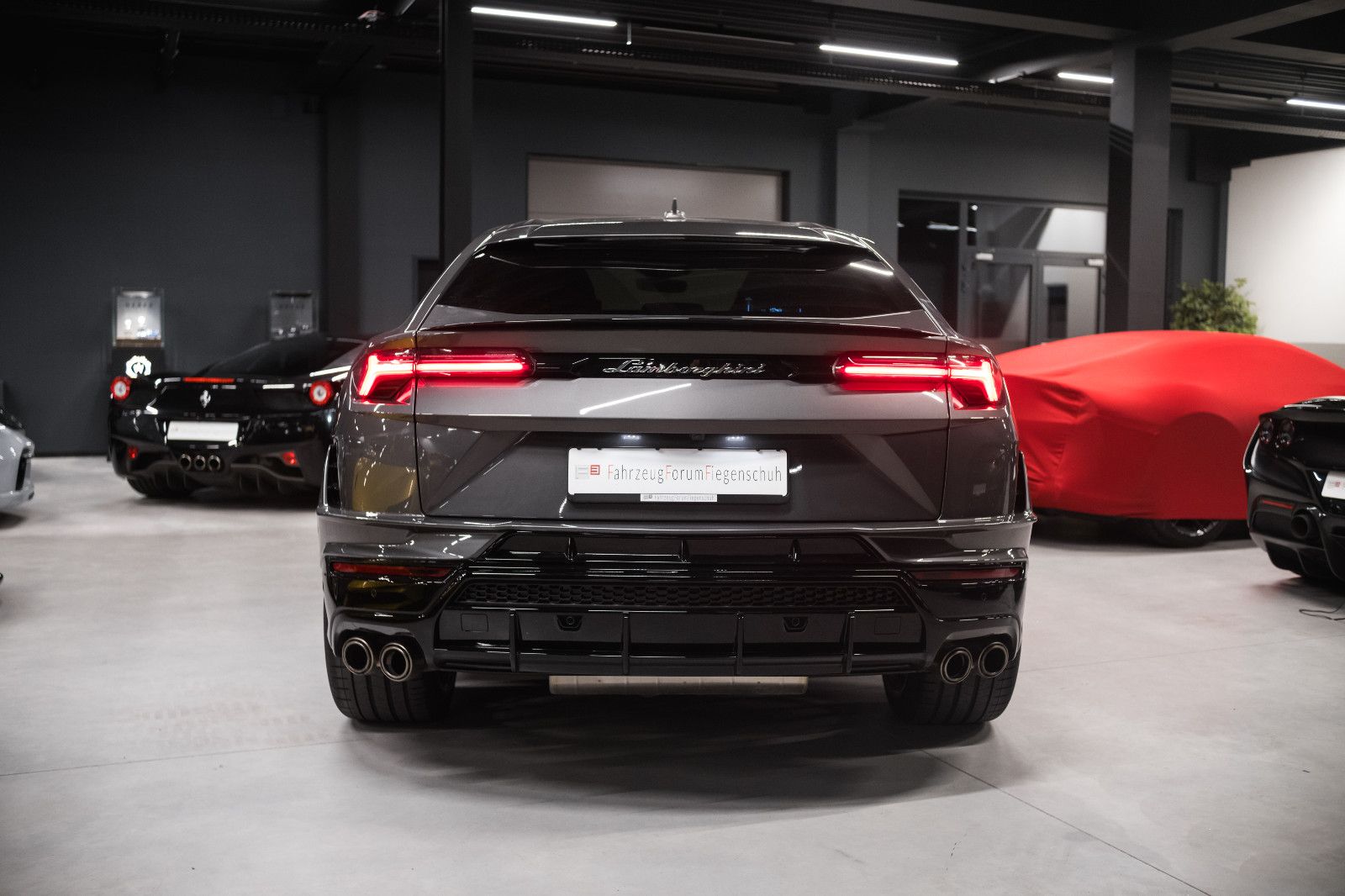 Fahrzeugabbildung Lamborghini Urus S-Akropovic-carbon-Paket-23" Zoll-Räder