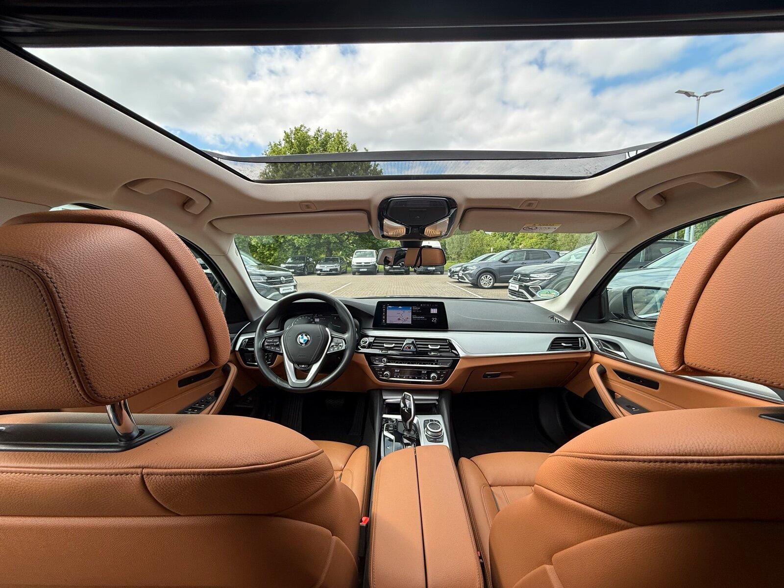 BMW 5er - 530 d Mild Hybrid PANO Leder AHK NAVI LED 
