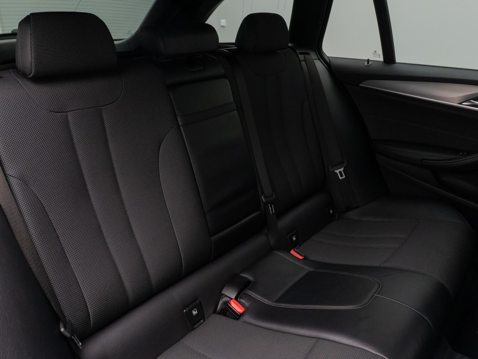 Fahrzeugabbildung BMW 520d  Sport Line HUD HiFi PDC Alarm DisplayKey