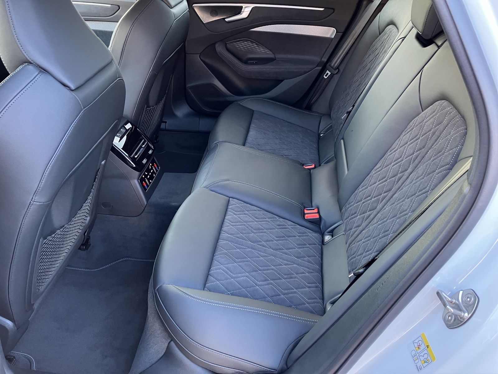 Fahrzeugabbildung Audi A6 Avant e-hybrid quattro  edition one AHZV Matr