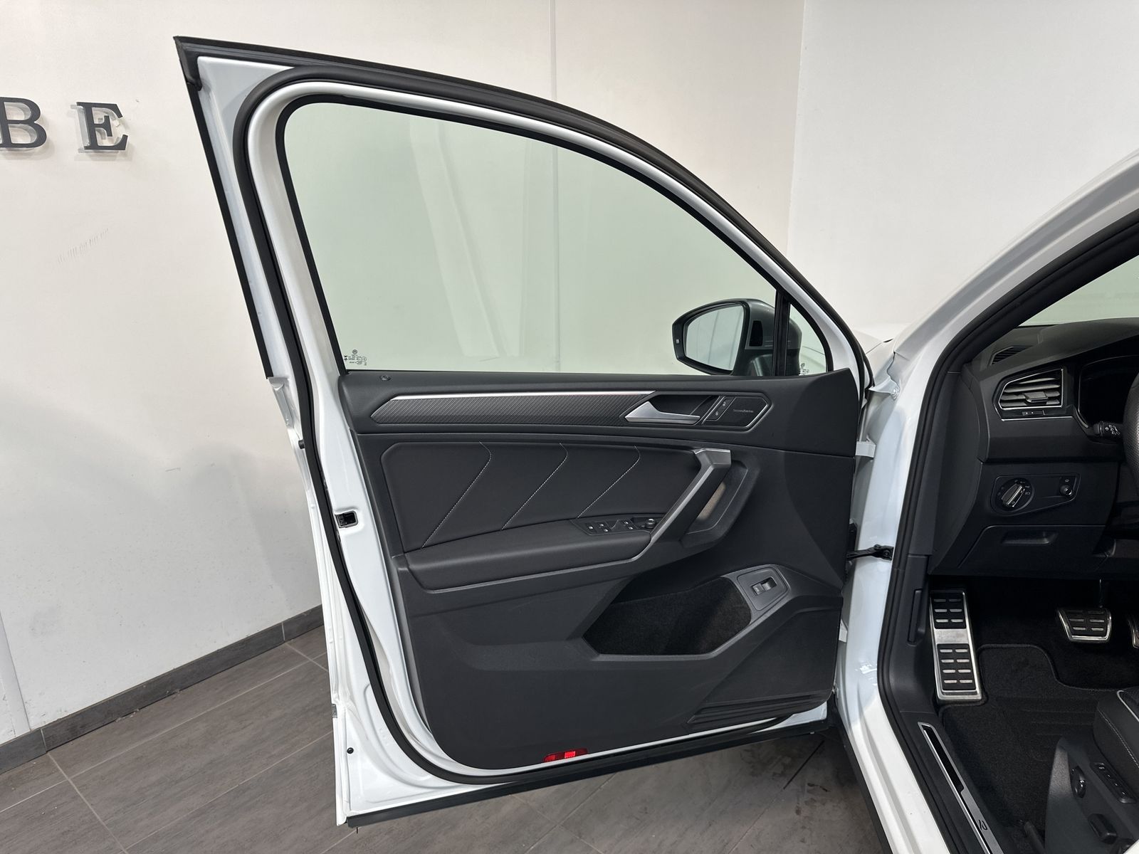 Fahrzeugabbildung Volkswagen Tiguan Allspace R-Line 4M NAV+IQLIGHT+PANORAMA