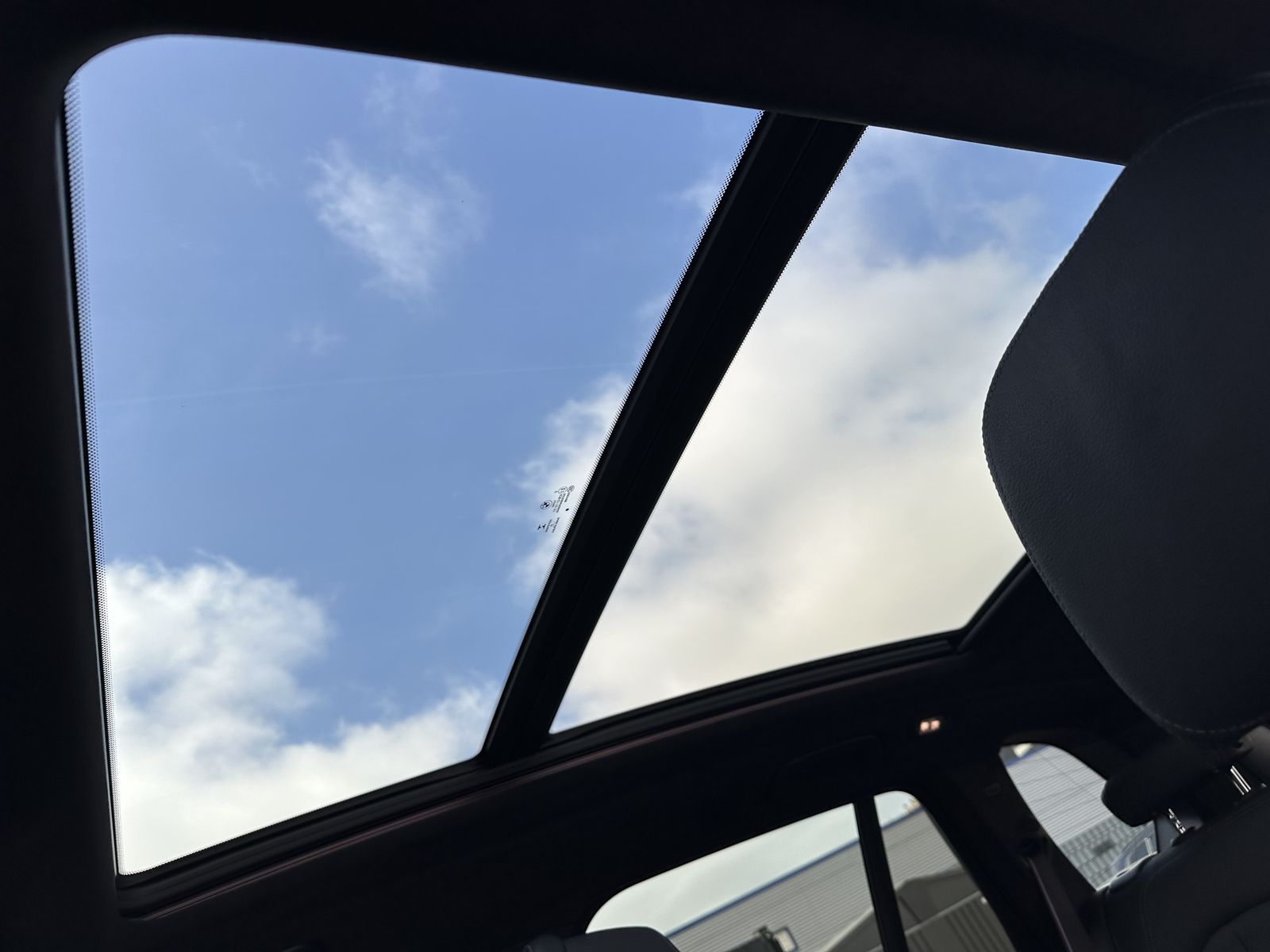 Fahrzeugabbildung BMW X5 M50i NAV+LASER+AHK+HEAD-UP+22ZO+PANO+360GRAD
