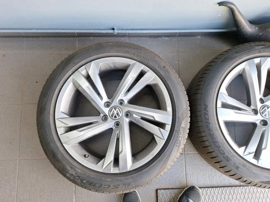 Fahrzeugabbildung Volkswagen Tiguan R-LINE DSG LED AHK ACC 19' APP-CON. 1H