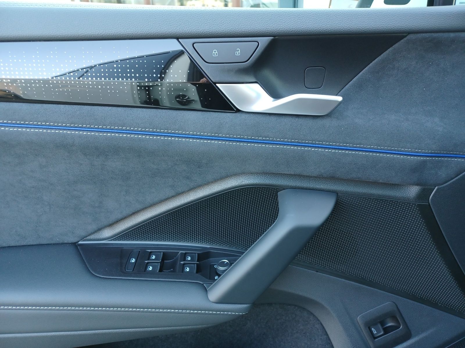 Fahrzeugabbildung Volkswagen Tayron TDI R-Line DSG 4M AHK STH