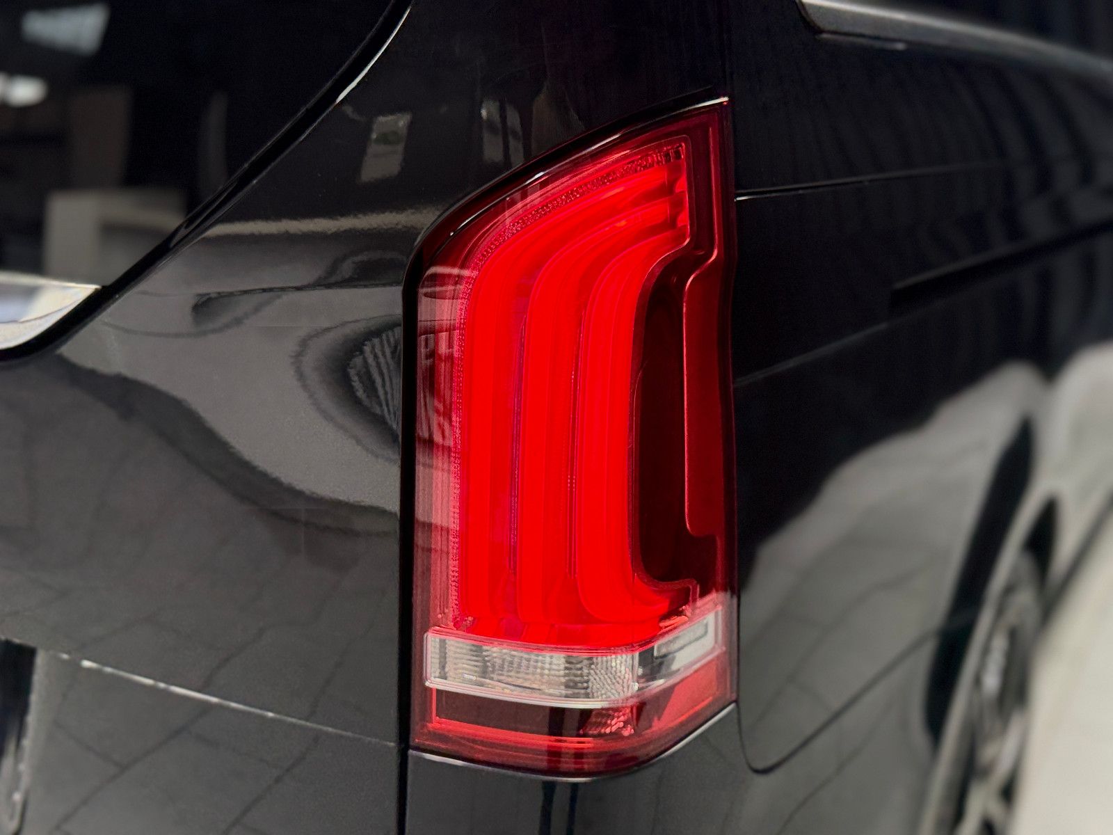Fahrzeugabbildung Mercedes-Benz V 250d AVANTGARDE AMG EDITION lang|360°|AHK|LEDE
